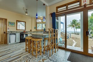 Réfrigérateur, micro-ondes, plaque de cuisson, lave-vaisselle