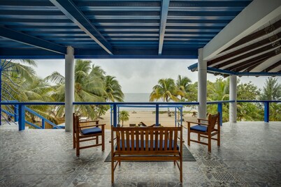 Spacious 6-Bed Villa, Private Pool, on the Beach!