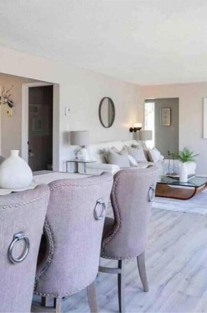 スマートテレビ、書庫、ステレオ、プリンター