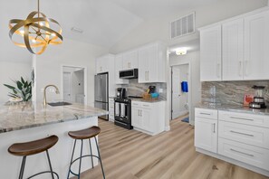 Een koelkast, een magnetron, een oven, een kookplaat