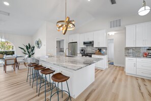 Een koelkast, een magnetron, een oven, een kookplaat