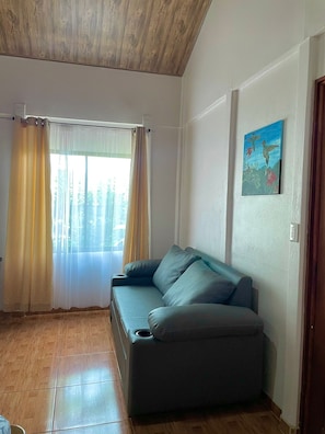 Individually furnished, laptop workspace, iron/ironing board, free WiFi