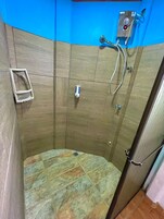 传统小屋, 1 张特大床和 1 张沙发床, 无烟房, 厨房 | 浴室 | 淋浴设施、免费洗浴用品、毛巾、肥皂