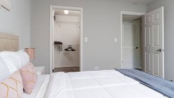 1 sovrum, skrivbord, strykjärn/strykbräda och resesäng