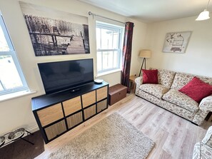 Smart-tv och ett bordtennisbord