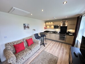 Smart-tv och ett bordtennisbord