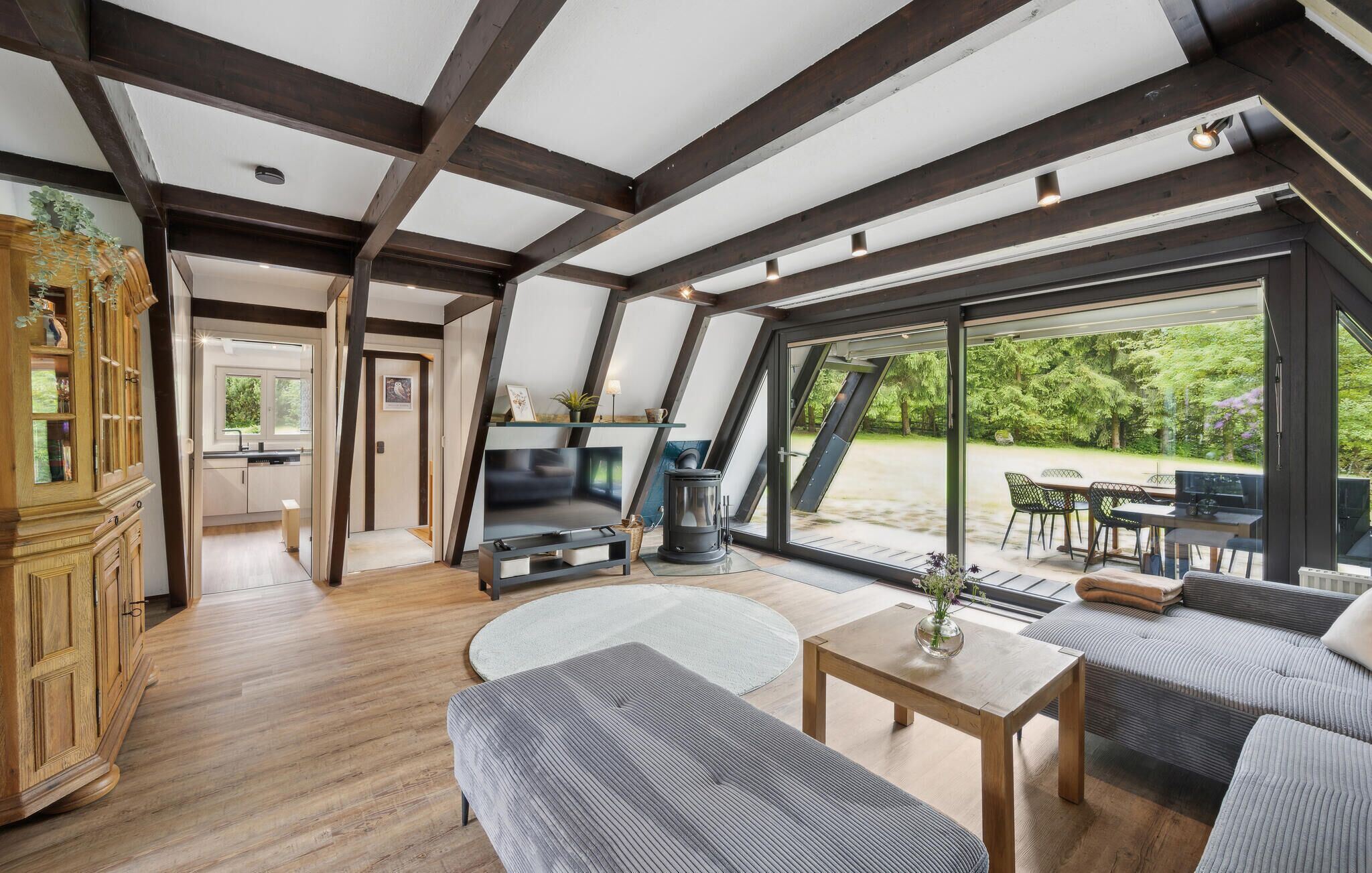 تلفزيون، مدفأة، كرة قدم الطاولة