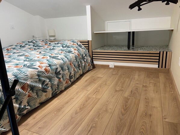 1 slaapkamer, een strijkplank/strijkijzer, wifi, beddengoed