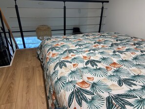 1 dormitorio, tabla de planchar con plancha, wifi y ropa de cama