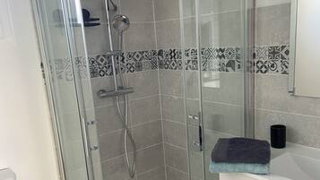 Douche, sèche-cheveux, serviettes fournies, savon