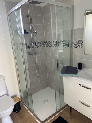 Een douche, een haardroger, handdoeken, zeep