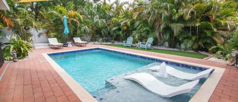 Una piscina al aire libre, una piscina climatizada