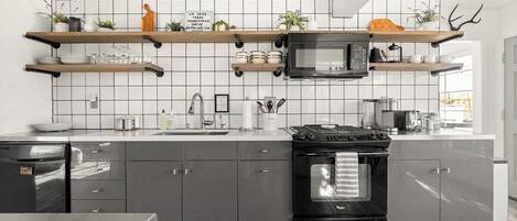 Jääkaappi, mikroaaltouuni, uuni, liesi