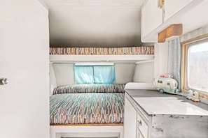 2 bedrooms, iron/ironing board, WiFi (free)