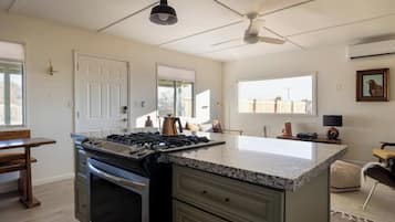 Een koelkast, een magnetron, een oven, een kookplaat