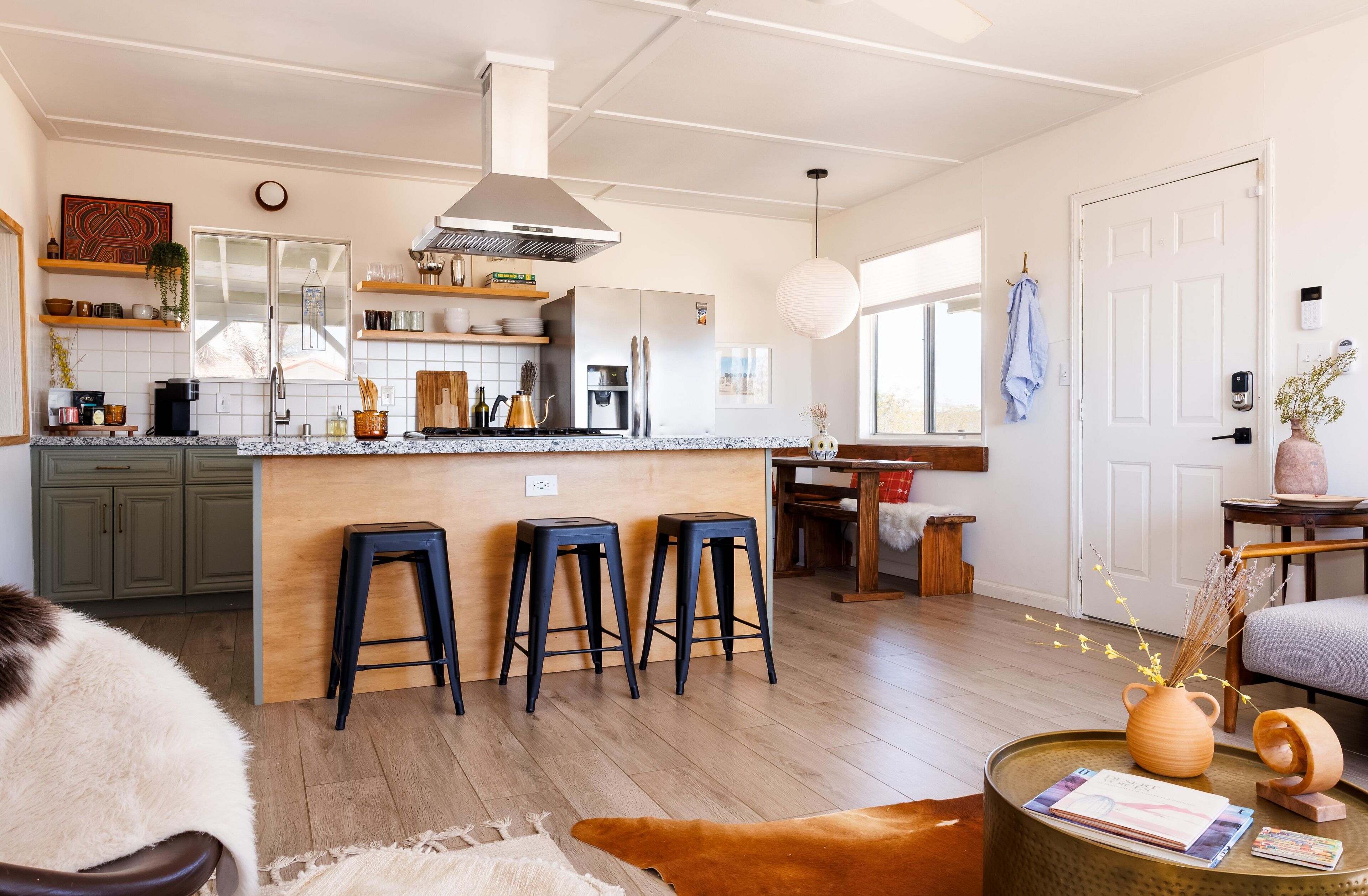 Kjøleskap, mikrobølgeovn, ovn og kokeplater