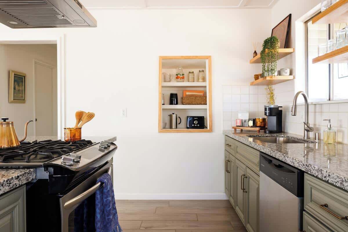Coffee/tea maker, fridge, oven, stovetop