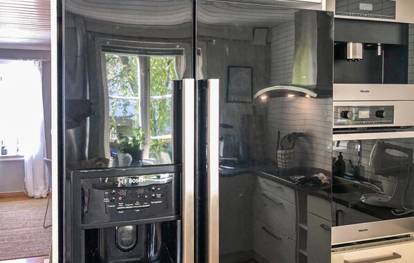 Kjøleskap, oppvaskmaskin og kaffetrakter/tekoker