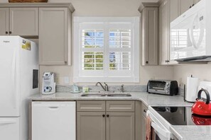 Coffee/tea maker, fridge, microwave, oven