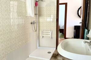 تجهيزات دش، مراحيض شطف، مناشف