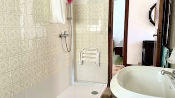 Shower, bidet, towels