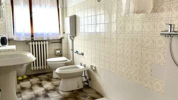 Douche, bidet, serviettes fournies