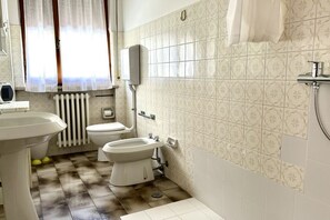 Shower, bidet, towels - SE081 - Marotta, three-room apartment 100 meters from the sea (Marotta)