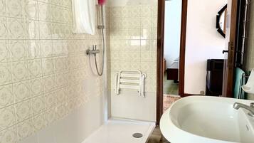 Shower, bidet, towels