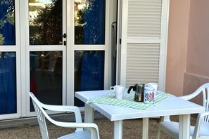 Outdoor dining - Palme 3 - Marcelli, one-room apartment on the ground floor, Residence Le Palme (Marcelli)