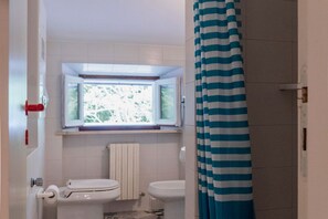 Douche, bidet, serviettes fournies