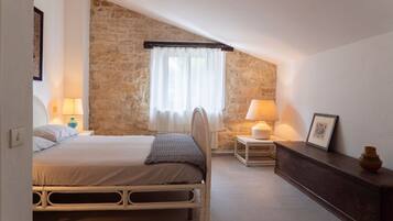 2 bedrooms, internet, bed sheets