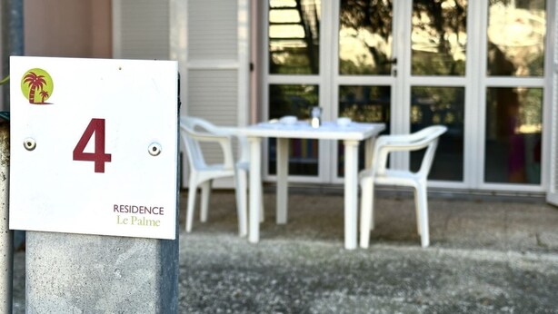 A sign with the number 4 and the text 'RESIDENCE Le Palme' indicating a residence. - Palme 4 - Marcelli, one-room apartment on the ground floor, Residence Le Palme (Marcelli)