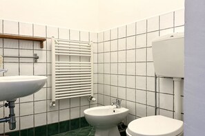 Shower, bidet, towels - Palme 4 - Marcelli, one-room apartment on the ground floor, Residence Le Palme (Marcelli)