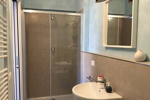 Shower, bidet, towels - Palme 5 - Marcelli, one-room apartment on the ground floor, Residence Le Palme (Marcelli)