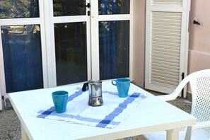 Outdoor dining - Palme 5 - Marcelli, one-room apartment on the ground floor, Residence Le Palme (Marcelli)