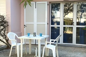 Outdoor dining - Palme 5 - Marcelli, one-room apartment on the ground floor, Residence Le Palme (Marcelli)