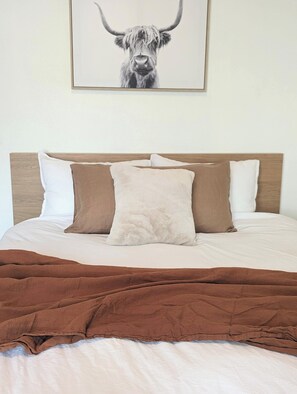 3 habitaciones, escritorio y tabla de planchar con plancha 