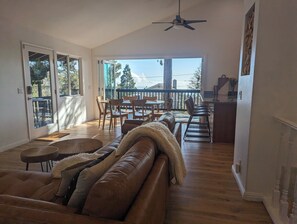 Smart TV, fireplace, books, computer monitors - Nordic Holiday Home - Hot Tub, Sledding Hill, Included EV/Tesla Charger, Pets ok (Running Springs)