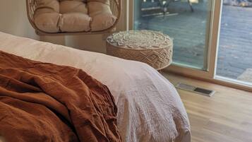 3 bedrooms, desk, iron/ironing board, travel crib