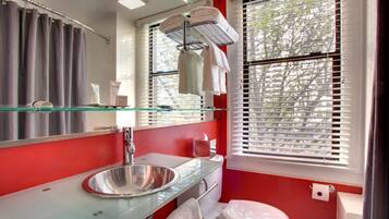 Towels, soap, shampoo, toilet paper