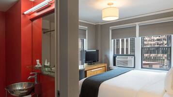 1 bedroom, in-room safe, desk, free WiFi