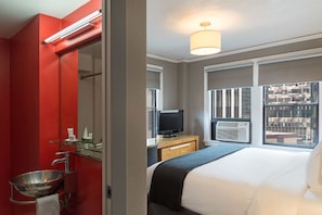 1 bedroom, in-room safe, desk, free WiFi - Modern Queen | Downtown, Original Art, City Views (Seattle)