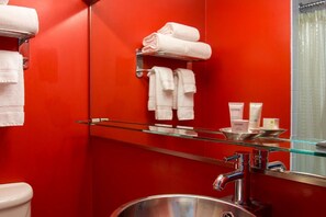 مناشف، صابون، شامبو، ورق حمّام