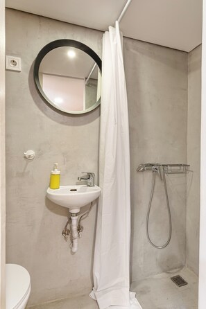 Shower, hair dryer, towels, soap - 1 bedroom apartment in algueirão-mem martins (Algueirão-Mem Martins)