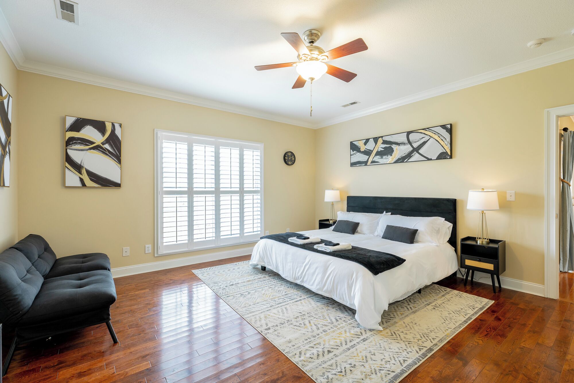 5 bedrooms, desk, iron/ironing board, travel crib