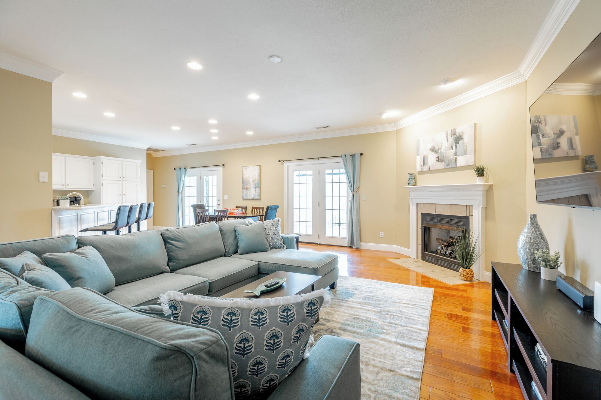 Smart TV, fireplace, table tennis