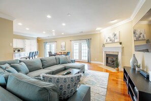 تلفزيون ذكي، مدفأة، تنس طاولة