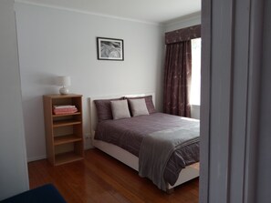 4 habitaciones, tabla de planchar con plancha y cuna de viaje