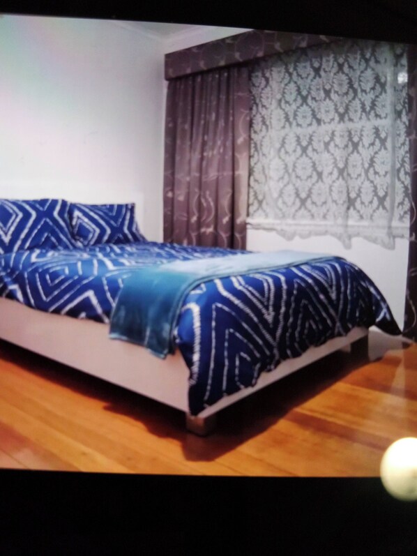 4 habitaciones, tabla de planchar con plancha y cuna de viaje