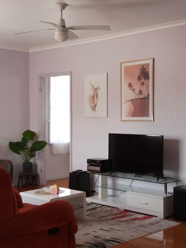 Smart TV, books - Cozy home on St Aidans. road with free parking and wifi (Kennington)